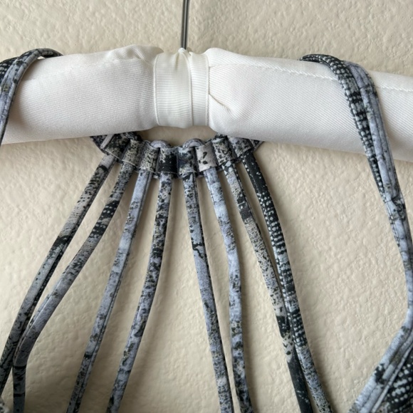 LuluLemon Sports Bra Strappy Back Gray Black Beige Geo Snake Design Size 6 - Picture 4 of 11